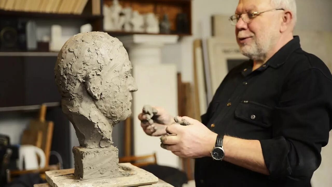 Художники скульпторы. Мастерская аникушина в санкт-петербурге. Татауров никита августович скульптор-портретист. Robert metzkes скульптор. Скульптор коломойцев.