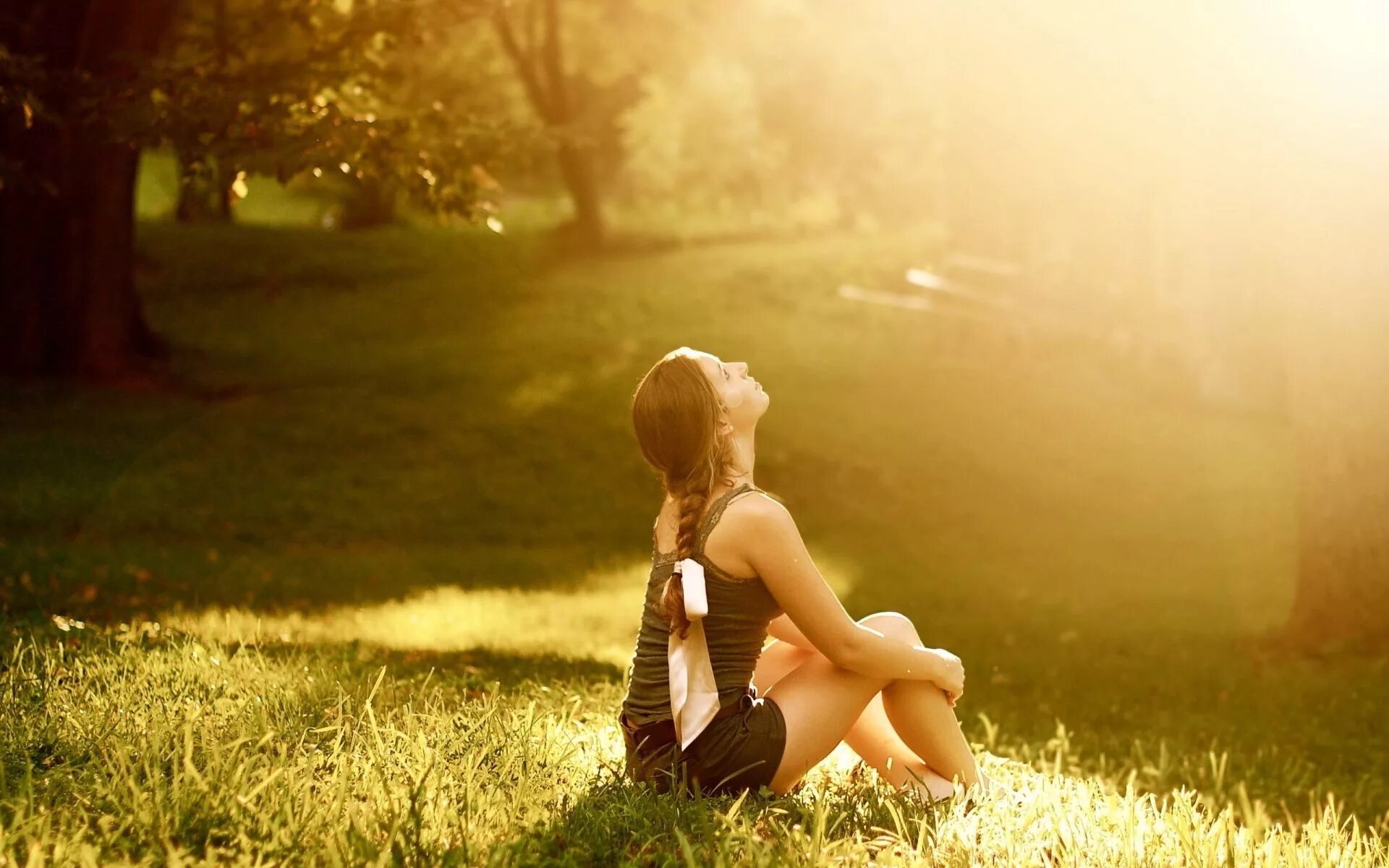 Look the sun shine. Девушка на природе. Девушка солнце. Девушка в лучах солнца. Солнечная девушка.