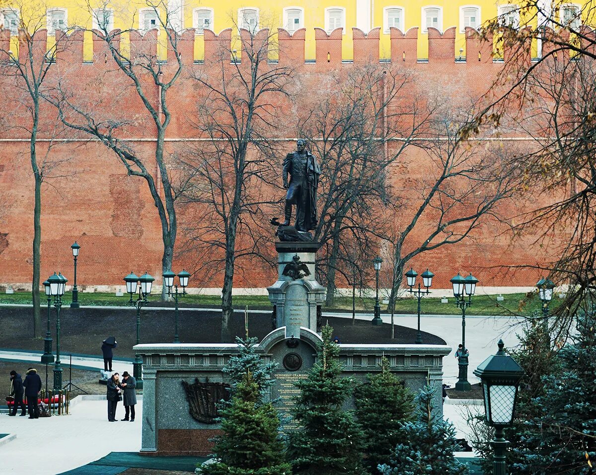 Памятник александру первому. Памятник Александровский сад Москва. Памятник Александру в Александровском саду.