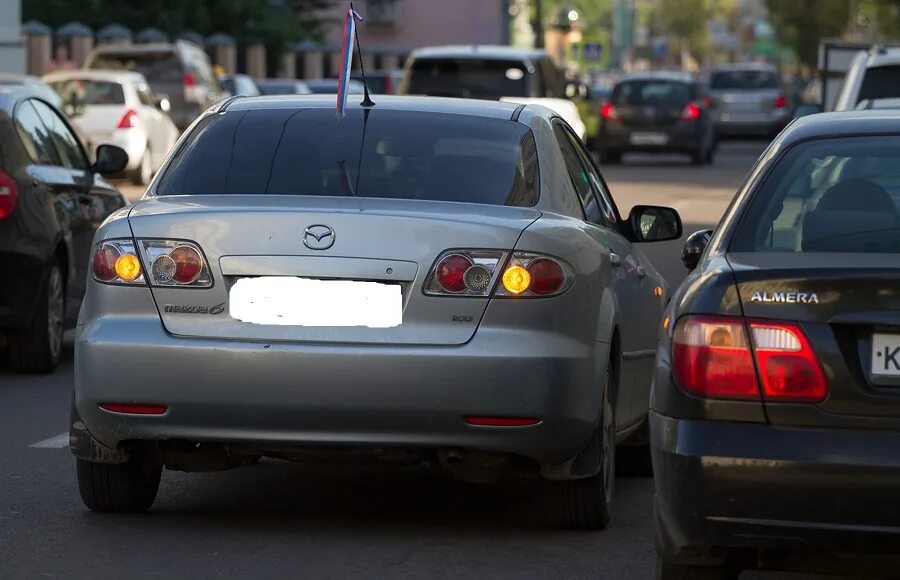 Авто аварийка. Автомобиль на аварийке. Аварийные огни автомобиля. Аварийный сигнал автомобиля. Аварийная сигнализация автомобиля.