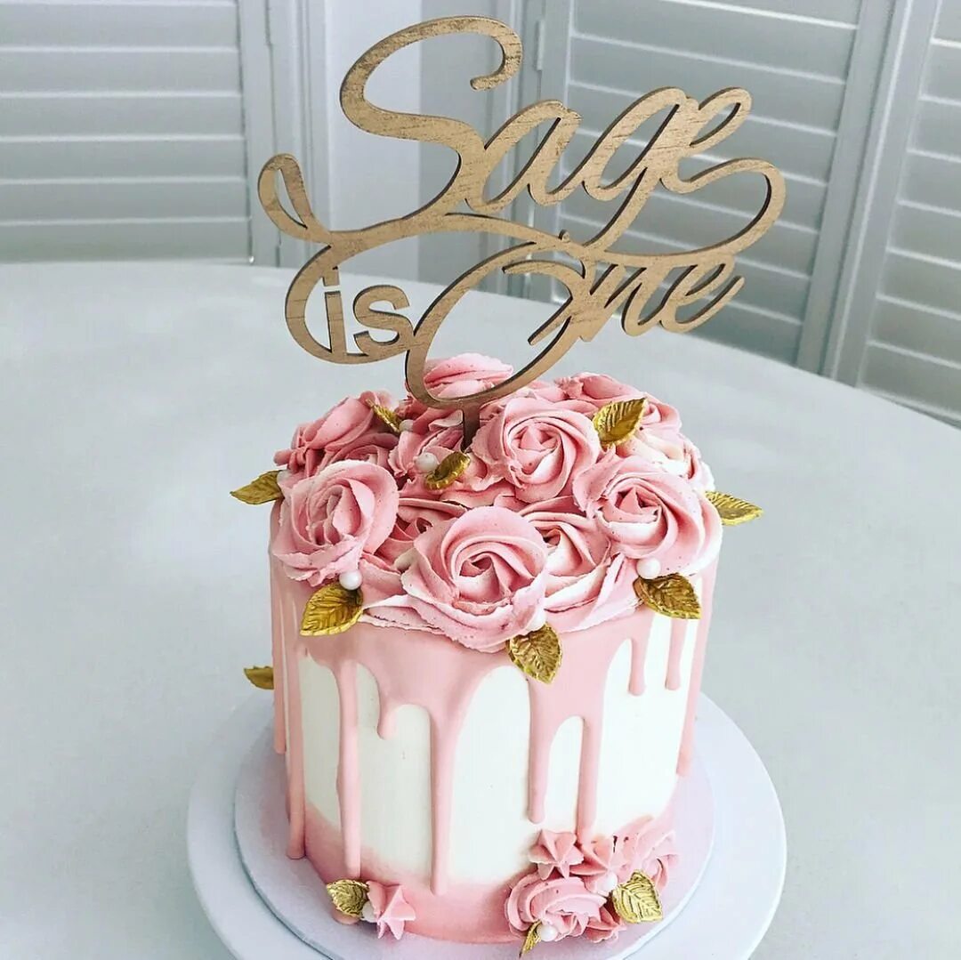 Украшение торта с топпером. Шар "торт". Свадебный торт с топпером. Торт с пряниками и леденцами. Украсить торт стоперами.