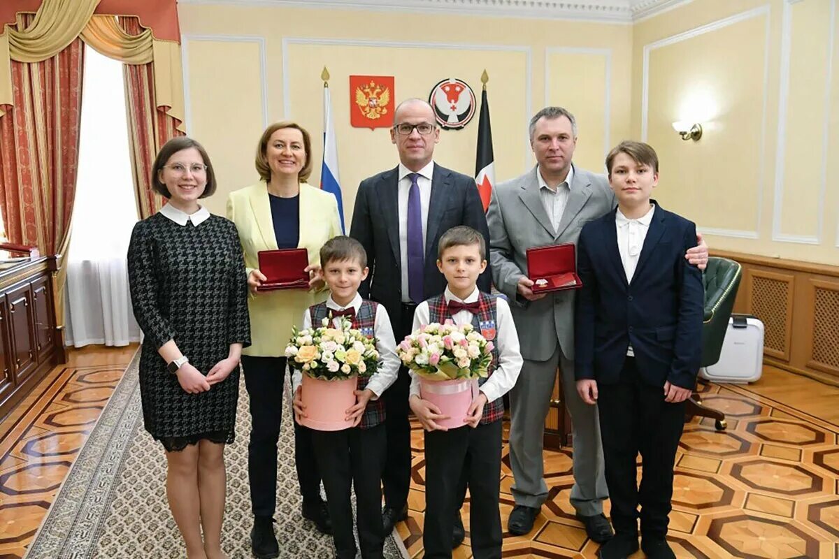 Гордость удмуртии. Удмуртия год семьи. Год семьи удмуртии 2010. Конкурс семьи удмуртии. Конкурс семьи удмуртии.