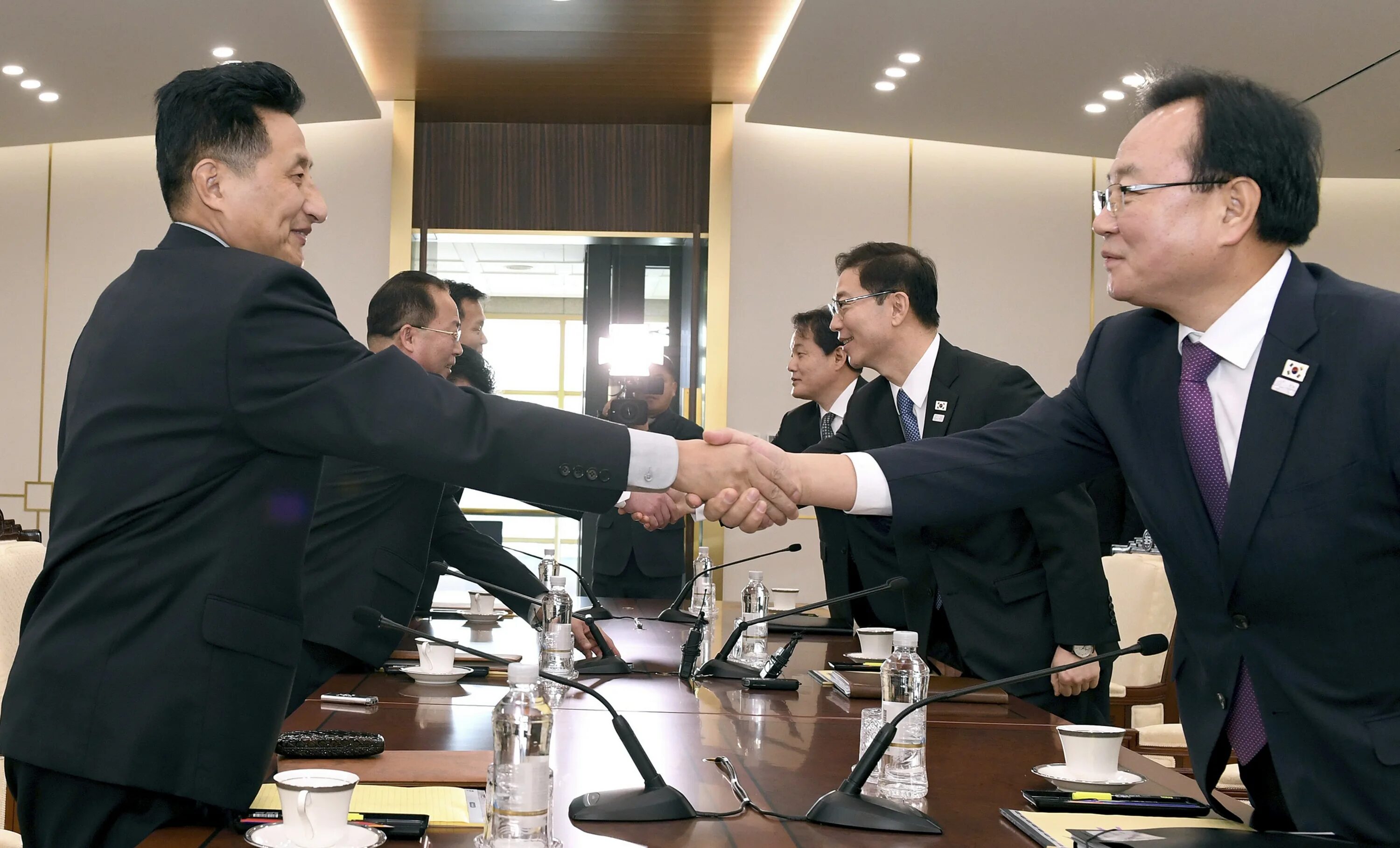 Этикет южная. Переговоры в Японии. Переговоры корейцев. Рукопожатие корейцев. Деловые переговоры в Южной Корее.