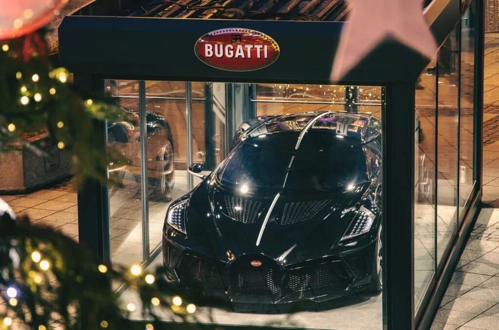 Bugatti la noire цена. Бугатти ля Нуар. Бугатти la noire. Бугатти la voiture noire. Бугатти Bugatti la voiture noire.