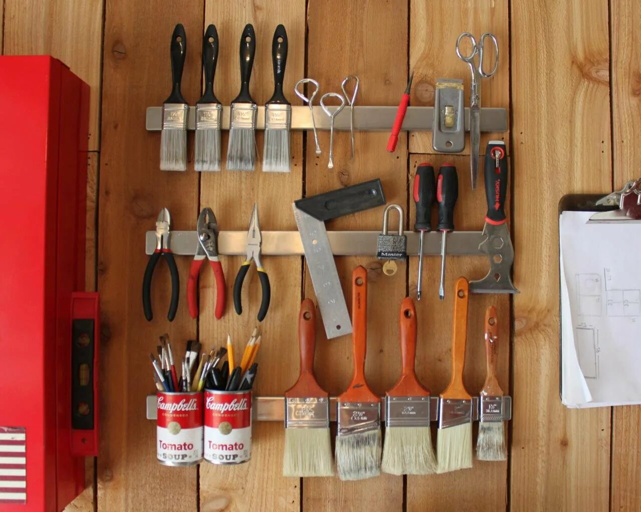 приспособления для хранения струбцин. полка для отверток в гараже. полки для инструментов. полка для хранения струбцин. инструменты на стене.