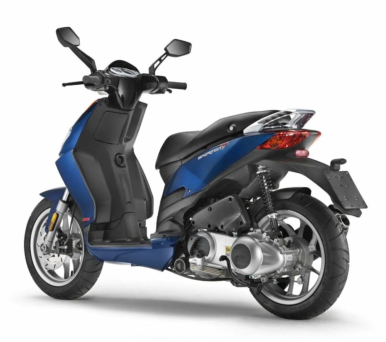 Скутер км в час. Aprilia Sportcity 125. Априлия СПОРТСИТИ 200. Скутер Априлия 125. Априлия спорт Сити 250.