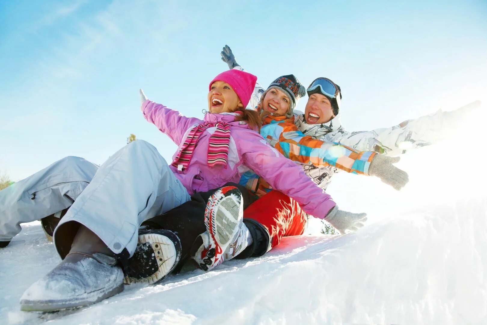 Зимние каникулы родители. Зимние развлечения. Развлечения зимой. Семейные развлечения зимой. Спортивная семья зимой.
