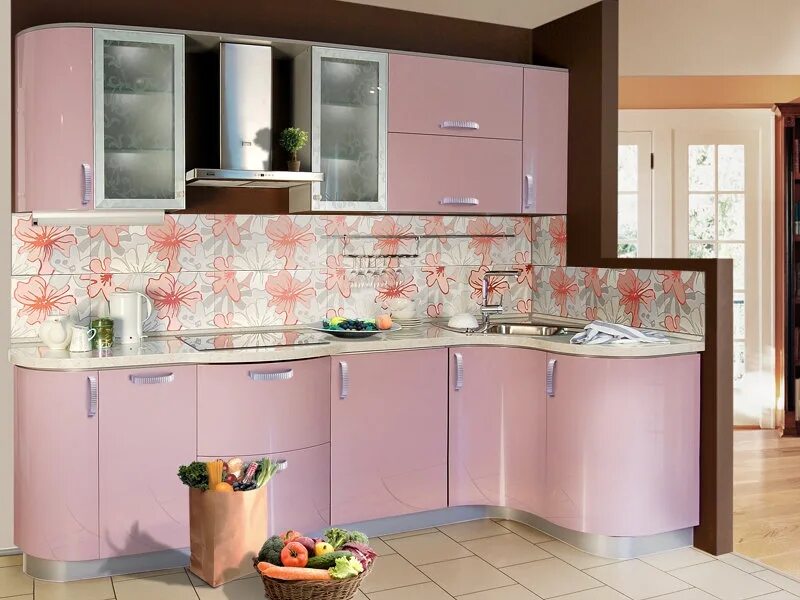 Кухня нежных цветов. Кухонный гарнитур розовый. Кухонный гарнитур с розовыми цветочками. Кухонный гарнитур с розовыми оттенкам. Кухонный гарнитур в розовых тонах.