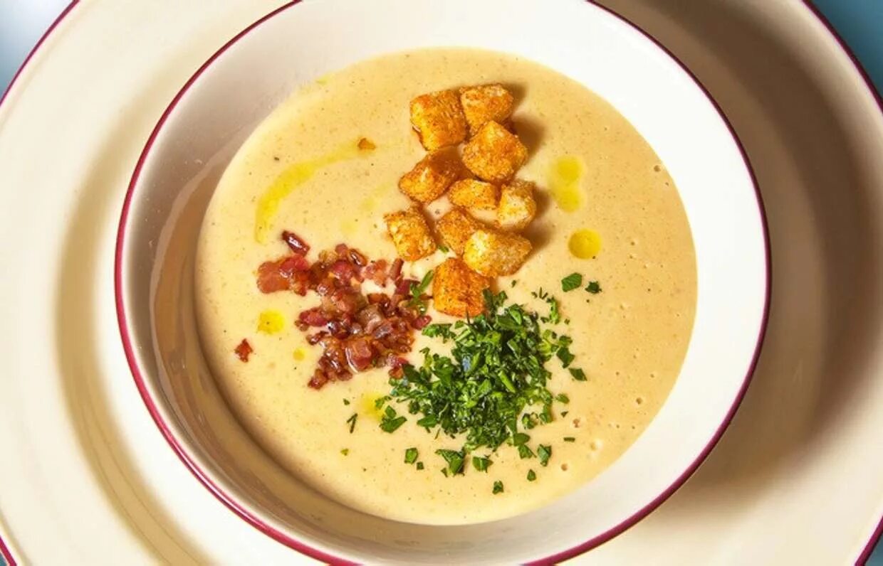 Суп пюре с беконом. Гороховый суп с копченостями пюре. Гороховый крем суп с копченостями. Картофельный крем суп с беконом. Гороховый суп пюре с беконом.