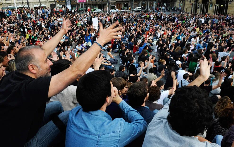 Протесты в Испании 2011. Большая группа людей протесты. Толпа протестующих со спины.
