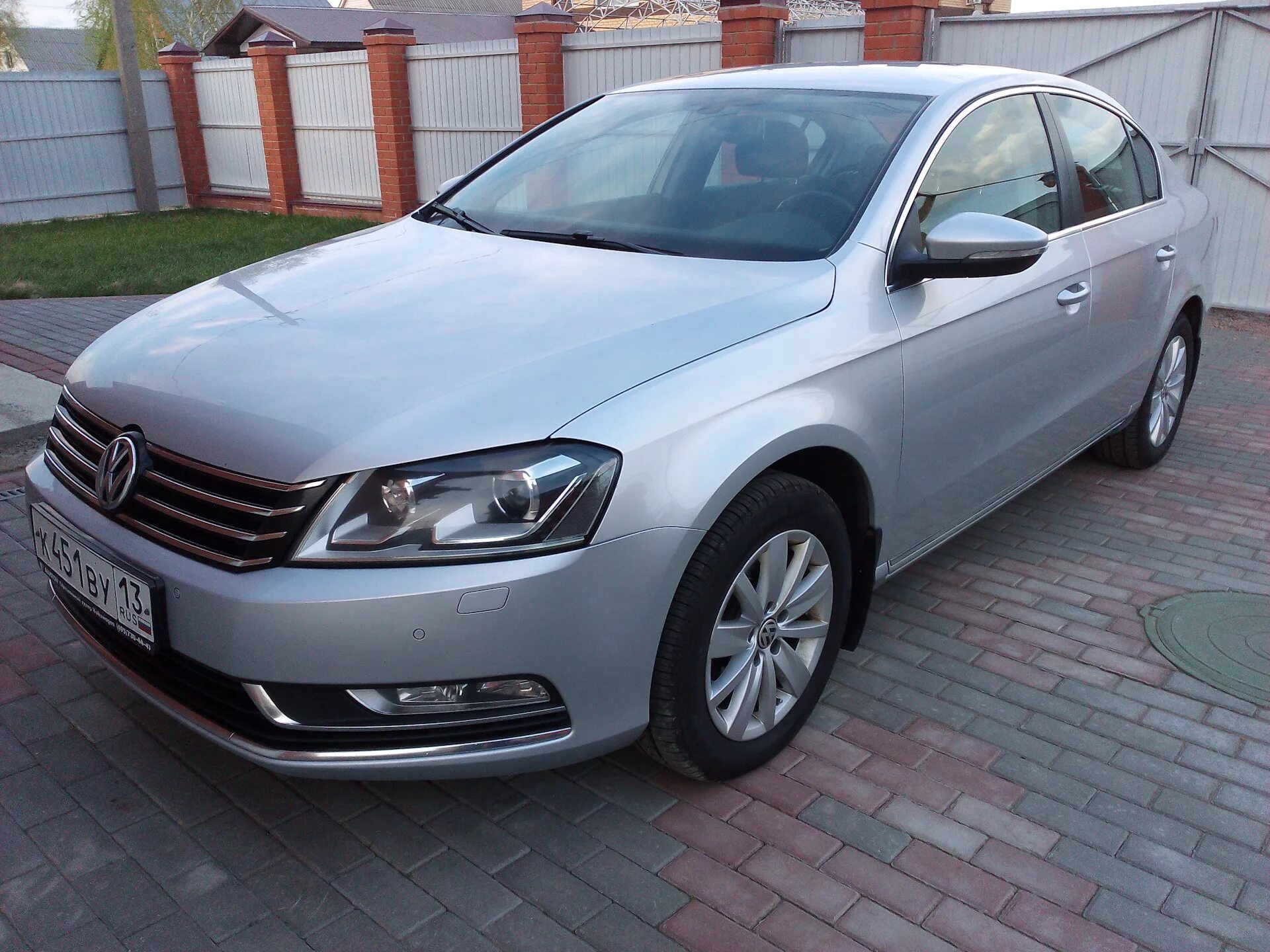 Куплю фольксваген пассат авито москва. Volkswagen Passat 2013 se Gray. Фольксваген Пассат серо голубой немецкая. Дымчатый цвет Фольксваген Пассат. Динамо Фольксваген Пассат.