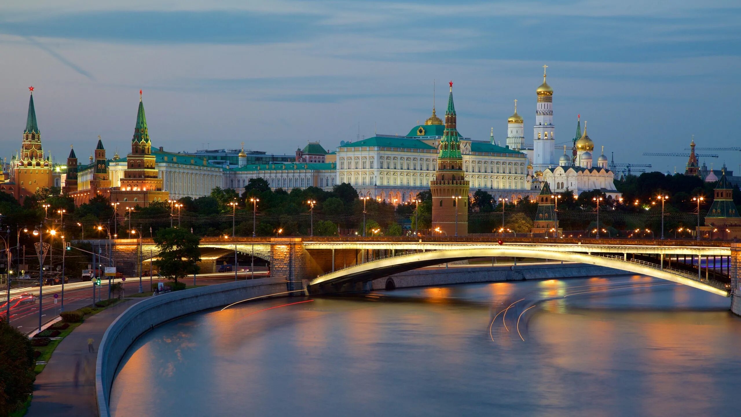 Посетить кремль. Кремль москва. реки москвы. панорама москвы. вид на кремль издалека.