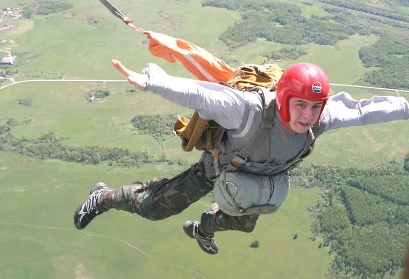 Спортсмен спускаясь на парашюте. Спортсмены парашютисты. Парашютист-десантник. Прыжок с парашютом. Парашют военный.