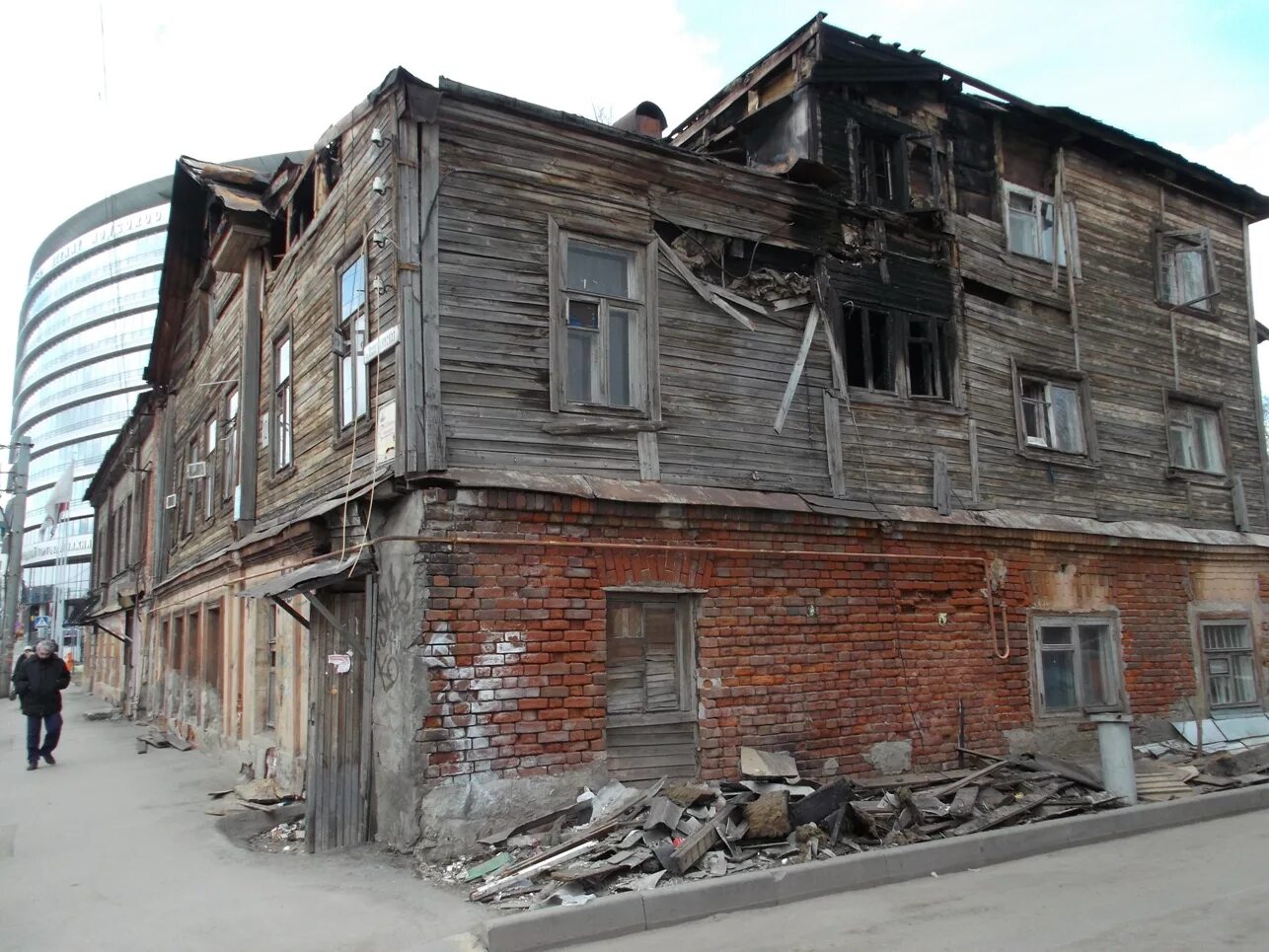 Старый фонд нижнего новгорода. Ветхий фонд нижний новгород. Дом на ильинской нижний новгород новый. Ветхий фонд нижний новгород. Расселение ветхих домов нижний новгород.