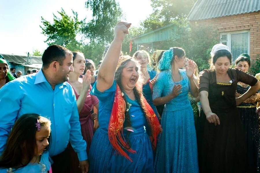 Среди цыганских свадеб мне нет места. Цыгане котляры свадьба. Цыганская свадьба в румынии. Свадьба цыган. Свадьба в цыганском стиле.