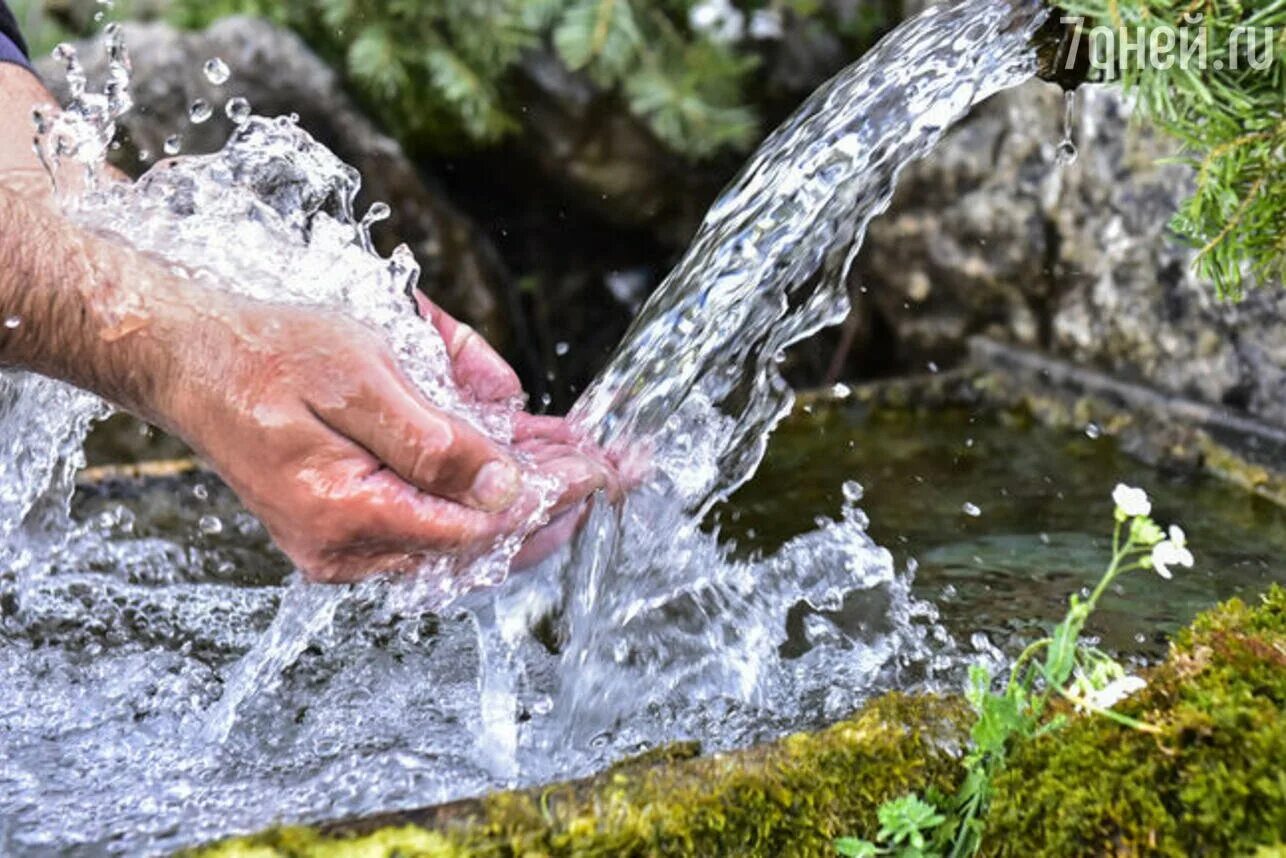 Почему видно воду. Родник "чистая вода" Омск. Родниковая вода. Чистый Родник вода. Вода из родника.