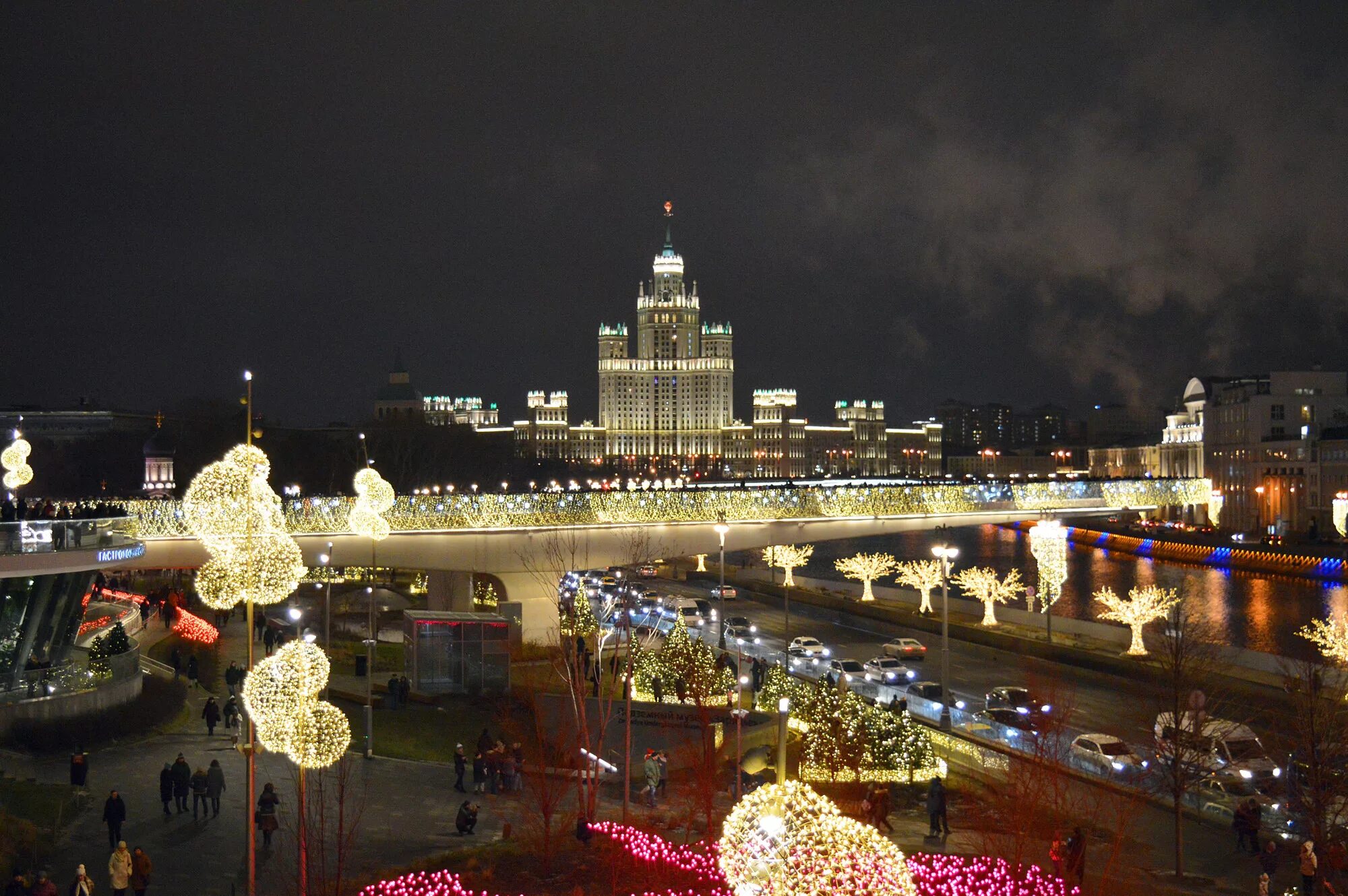 Москва сейчас. Ночной арбат москва 2022. Куда сходить ночью в москве сегодня. Воробьёвы горы канатная. Москва 2000 года ночь.