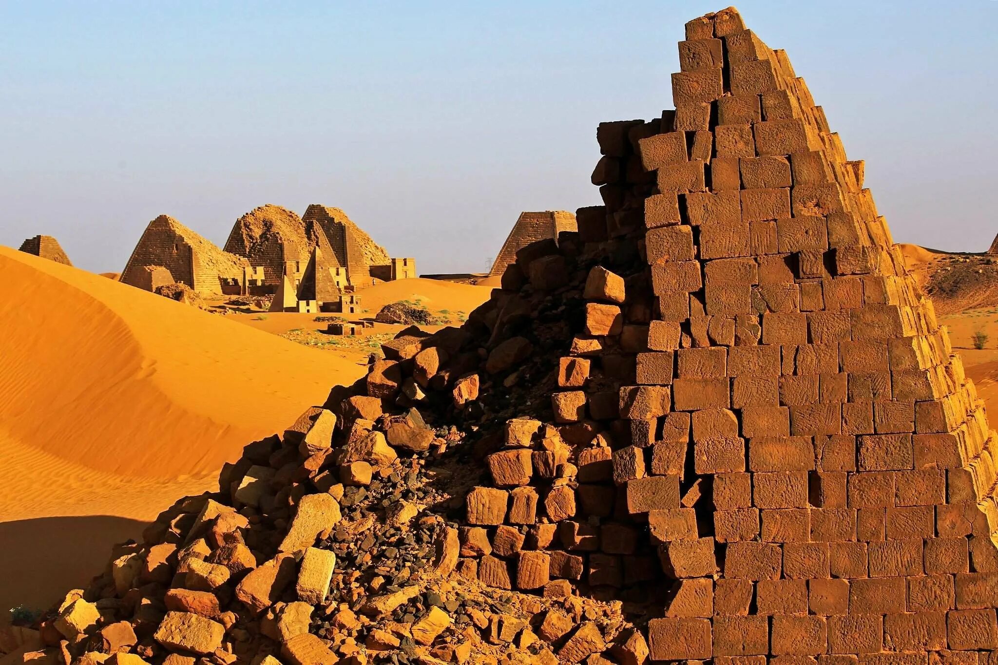 Пирамиды Мероэ. Мероэ Судан. Нубийские пирамиды Мероэ. 200 Пирамид древнего царства куш. Пирамиды Судана.