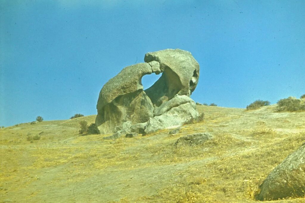 Bore stone. Царь камень агалык Узбекистан. Самарканд горы агалык. Горы Аманкутан. Самарканд агалык камень царь.