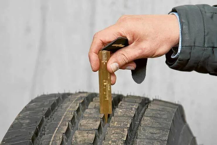 Глубина протектора nitto 860. Допустимая остаточная глубина протектора на легковом. Глубина протектора новой шины ниишп 2000. Глубина протектора зимней резины. Высота протектора грузового автомобиля.