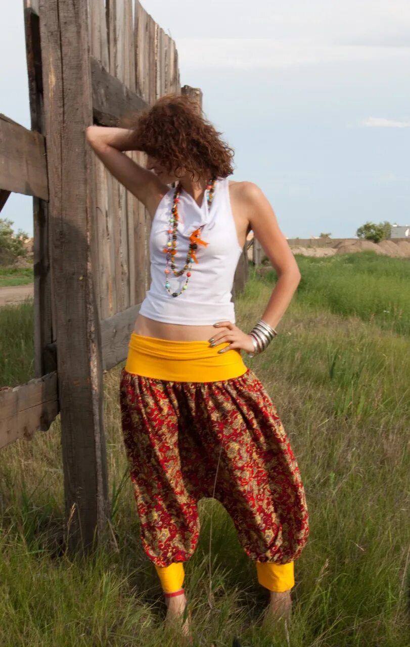 Штаны бохо шаровары. Шаровары 6110. Женские штаны афгани афганистан. Брюки афгани мужские. Девушки в украинских шароварах.