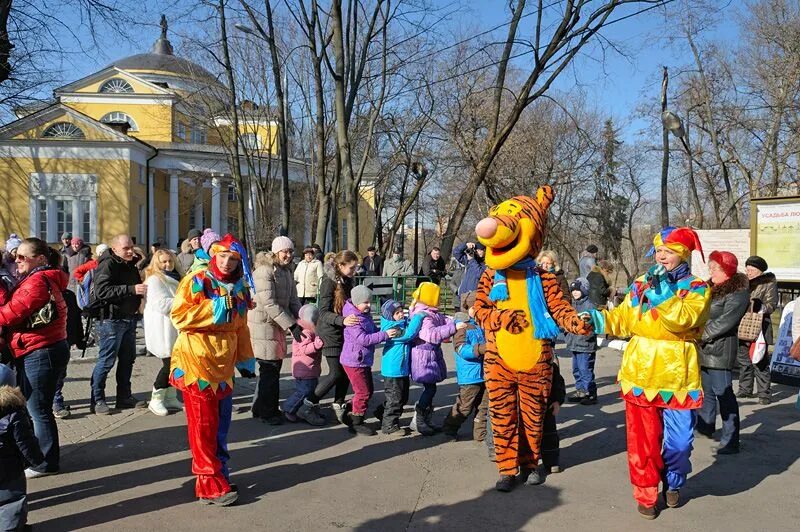 Масленица в люблино. Масленица в усадьбе Коломенское. Масленица в музее-заповеднике «Коломенское». Музей Коломенское Масленица. Усадьба Измайлово Масленица.