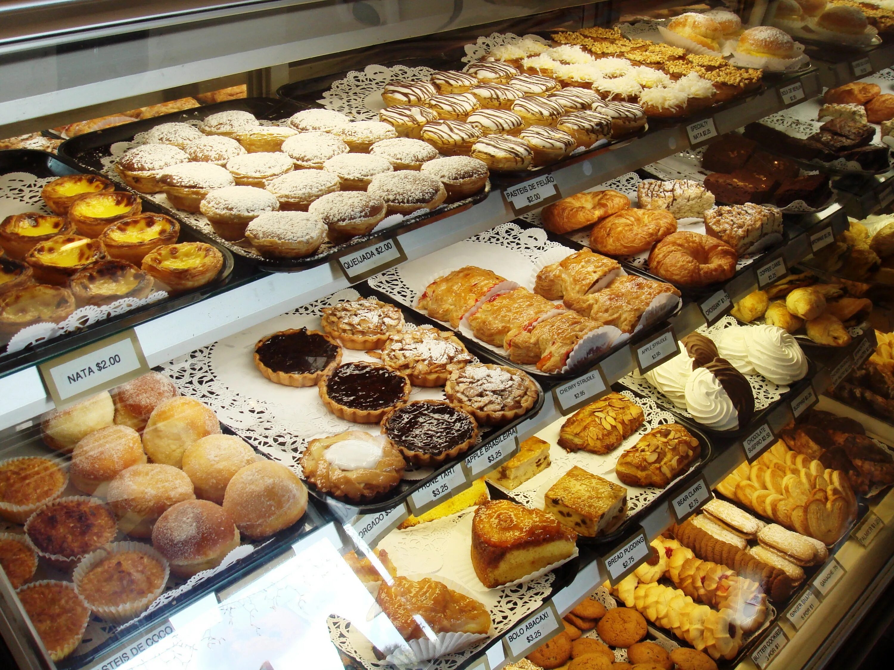 Выпечка из слоёного темта. Круассаны. Выпечка. Вкус выпечки. Выпечка разная.