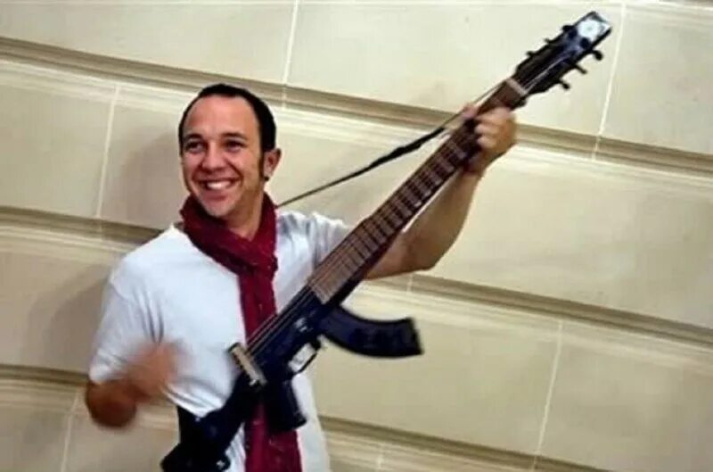 Гитара автомат песня. Гитара ак 47. электрогитара ак 47. ak 47 guitar. гитара из калашникова.