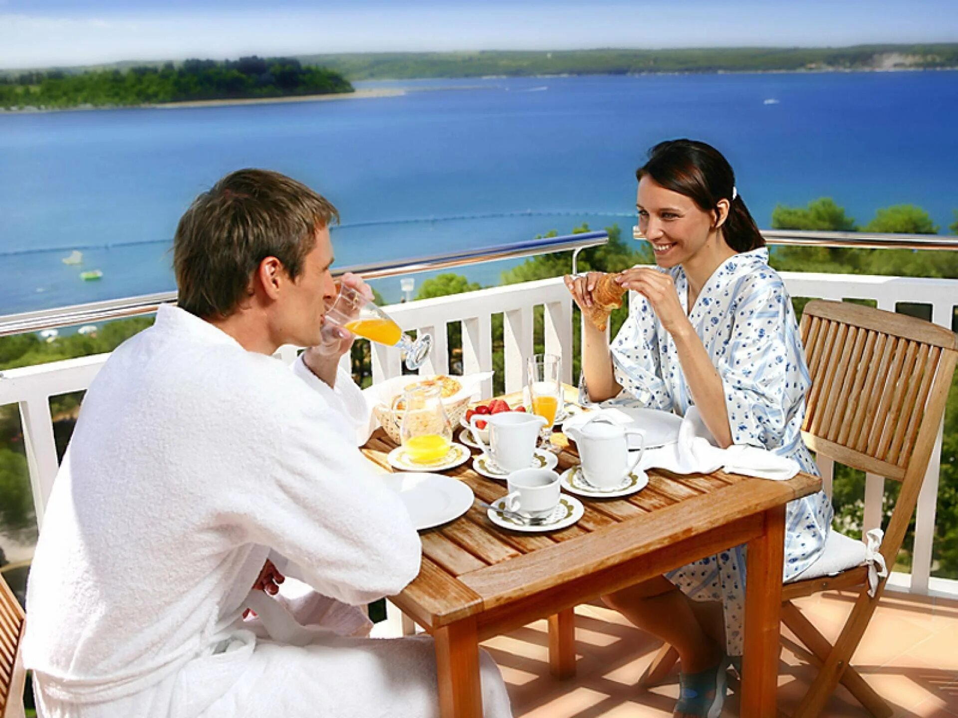 Завтрак на террасе с видом на море. Завтрак на веранде. Завтрак на балконе. Утро на террасе. Семейные пары утром