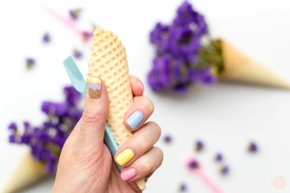 Яркий маникюр с мороженкой. Маникюр мороженое рожок. Nail ice cream. Маникюр с мороженкой. Маникюр с мороженым на короткие ногти.
