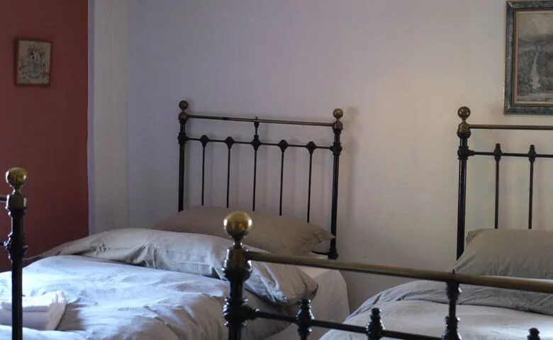 В моей комнате есть железная кровать. В моей комнате есть железная кровать. Прикроватные полочки. Спальня с кованной кроватью. Старинные кованые кровати.