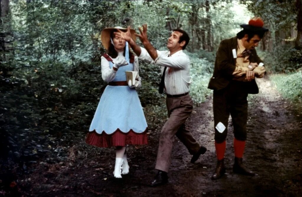 Уикенд 1967. Уикенд 1967. Уик-энд 1967. Уик-энд 1967. Уик энд годар постер.