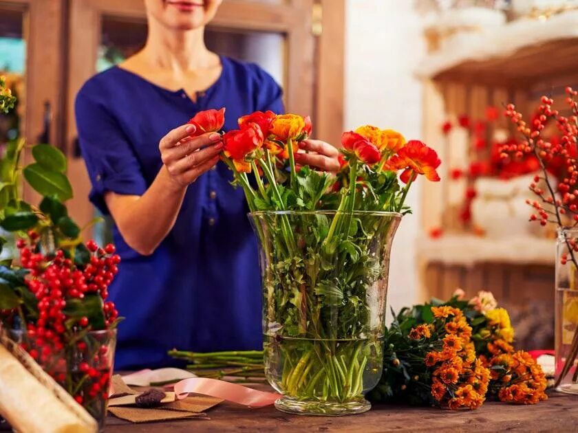 Ваза "женщина". Продлить жизнь цветам в вазе. Цветы которыми дополняют букеты.