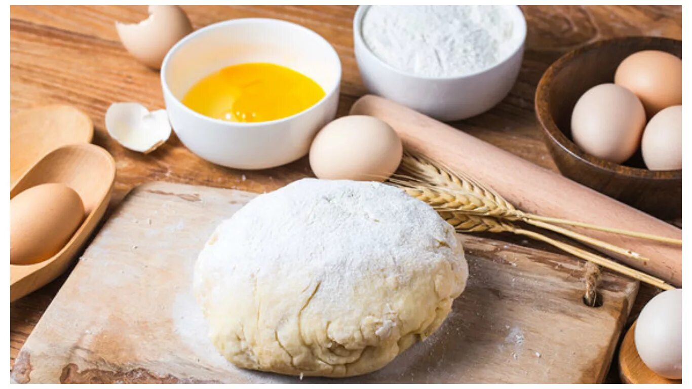 кулинар с мукой. перемешивание теста. хлебцы из кукурузной муки. добавляем муку в молоко. манник на кефире в мультиварке.