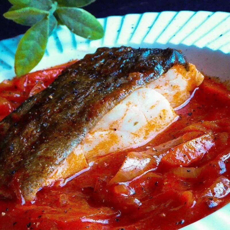 Some sauce. Рыба в томатном соусе. Соус для рыбы постный. Рыба под томатным соусом. Тушеная рыба в томатном соусе.