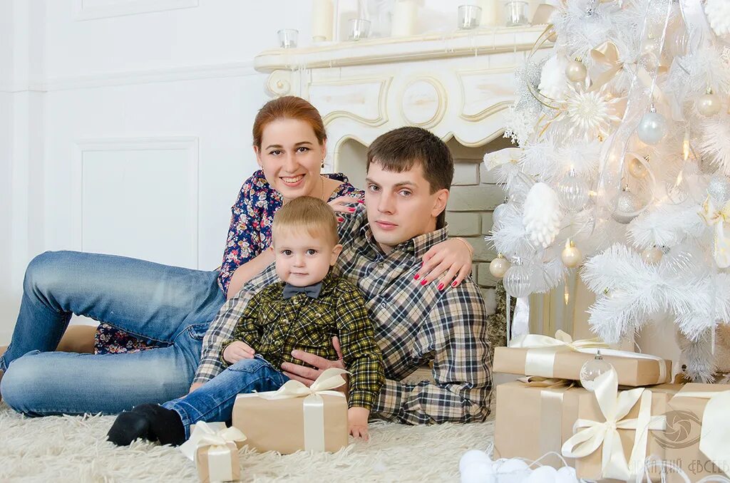 Зимняя фотосессия семейная в студии. Зимняя фотосессия в студии семейная. зимняя фотосессия с малышом в студии. зимняя фотосессия семья в студии. новогодние фотосессии семейные с мальчиками.
