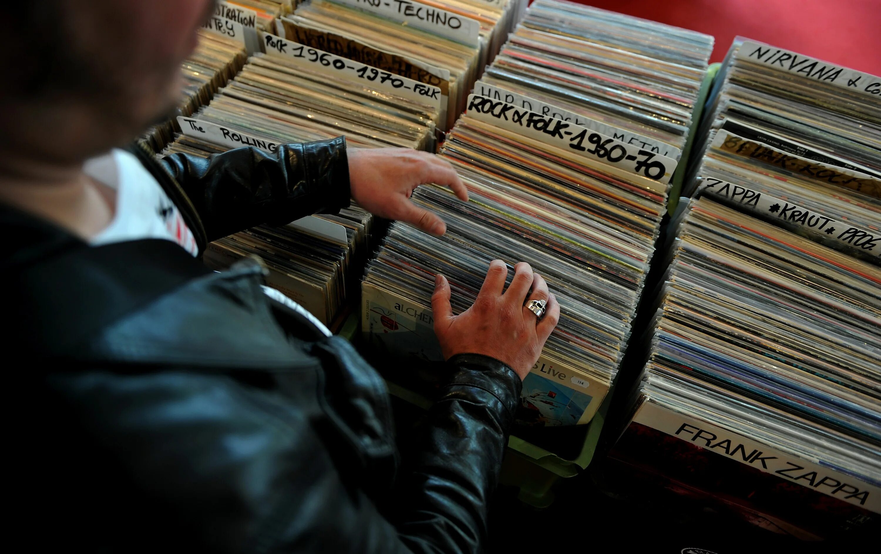 Виниловые пластинки фон. Продажа музыки. Vinyl records sale ob Street. Какие пластинки классической музыки покупают коллекционеры. Collection музыка