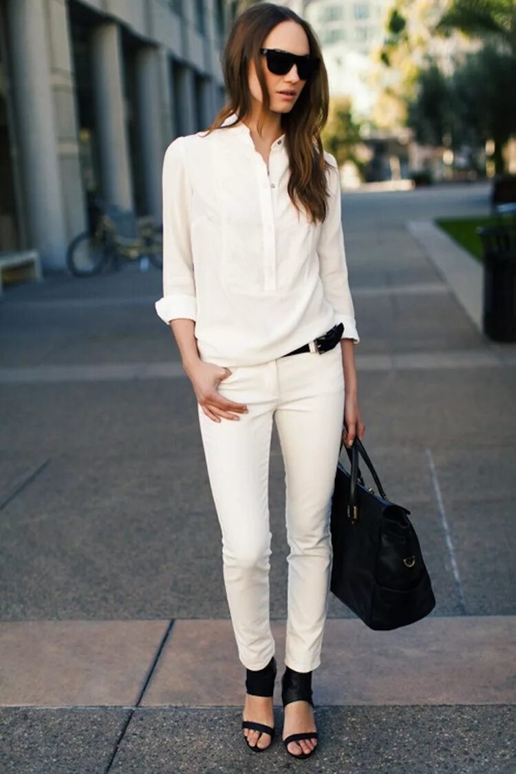 Белая кофта черные штаны. Белая блузка и черные брюки. Белая блузка с брюками. Белая блузка с белыми брюками. Белая блузка и джинсы.