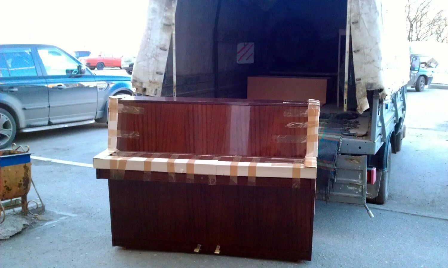 перевезти пианино. переноска рояля. перевезти пианино. грузчики пианино. перевозка рояля.