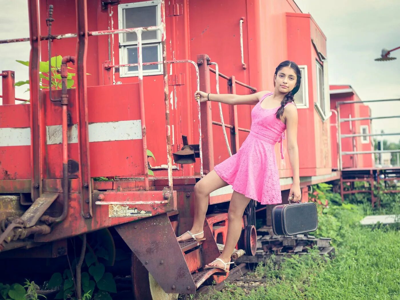 Девушка на тепловозе. Красивые девушки в поезде. Фотосессия в поезде. Девушка и электровоз.