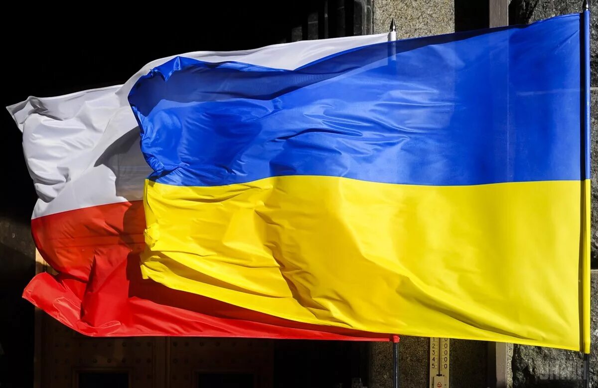 Флаг Польши и Украины. Польша против Украины. Польско украинский флаг. Украинские флаги в Польше. Украина против поляков