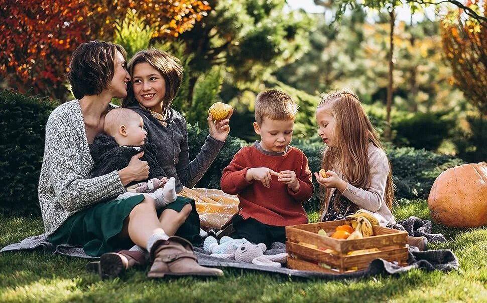 Мамы с детками на пикнике. Пикник с мамой. Пикник с семьей 2 дочери. Мать с ребёнком на пикнике фото. Пикник с детьми