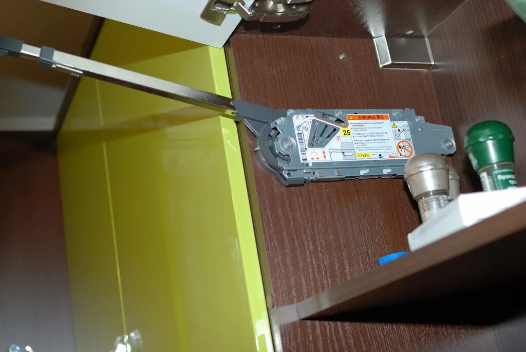 Как снять доводчик blum. Доводчик blum 20fx50x. доводчик blum 20f200. доводчики кухонные blum 20 f. 50. доводчик дверцы кухонного шкафа blum.