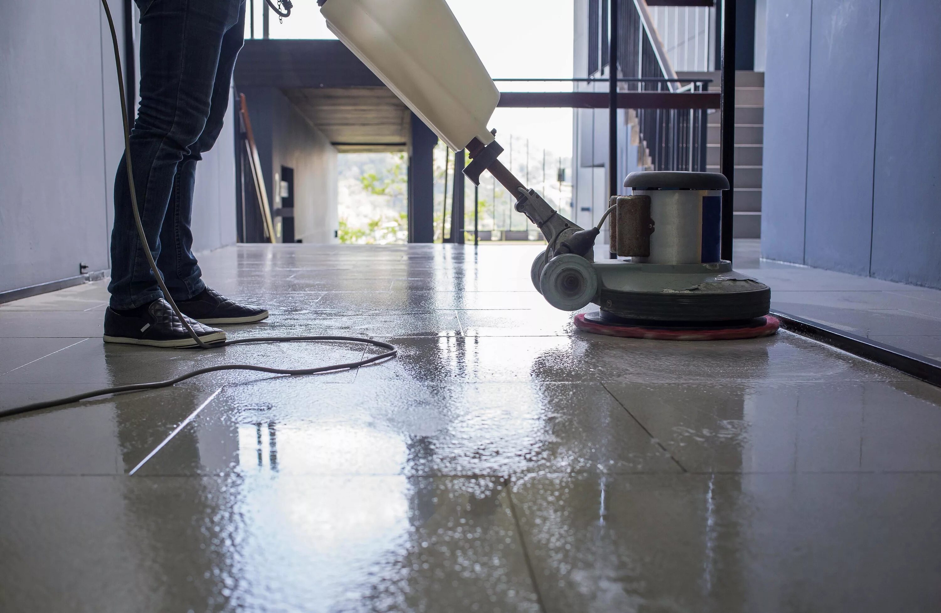 Heavy cleaning. Роторная размывка пола. Обеспыливание бетонного пола. Размывка пола роторной машиной. Клининг полов.