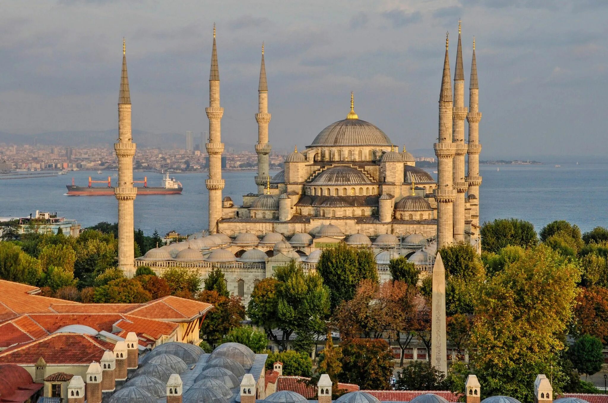 Разница со стамбулом. Стамбул голубая мечеть Босфор. Осенний Босфор Стамбул. Стамбул мечеть Сулеймана.