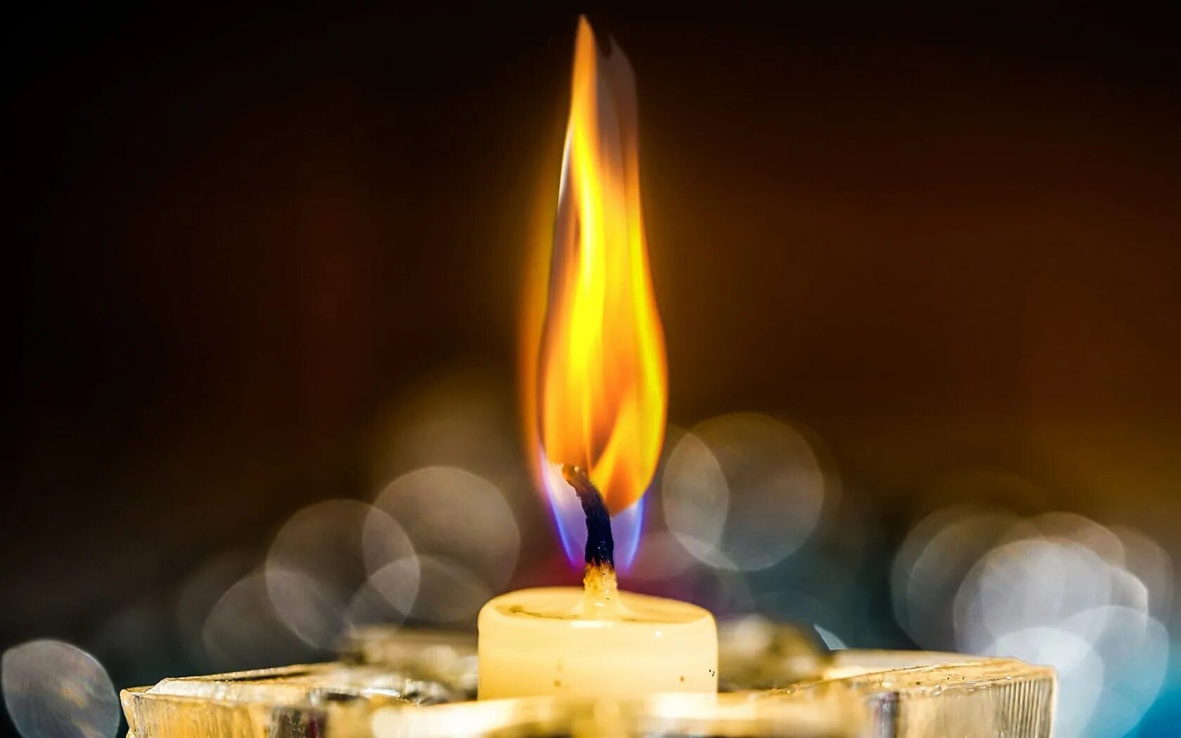 пламя огня свечи. огонь свечи. свечи подгорелые. пожар свечка. огонь от свечи.