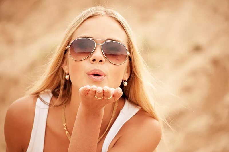 Aishwarya rai bachchan rihanna. Блондинка воздушный поцелуй. Адриана лима. Девушка посылает воздушный поцелуй. Адриана лима фотосессии.