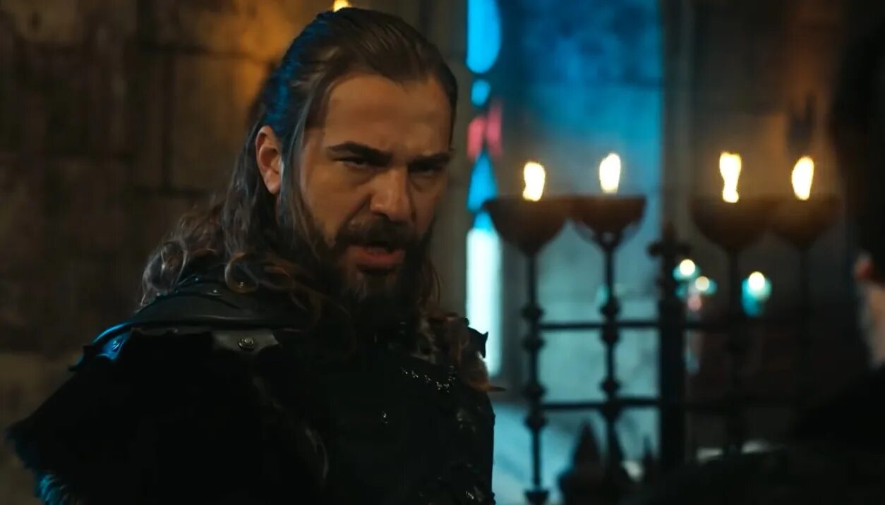 Эртугрул 104. Энгин алтан эртугрул смеётся. Эртугрул 104. Эртугрула 104. Бейбулат эртугрул актер.