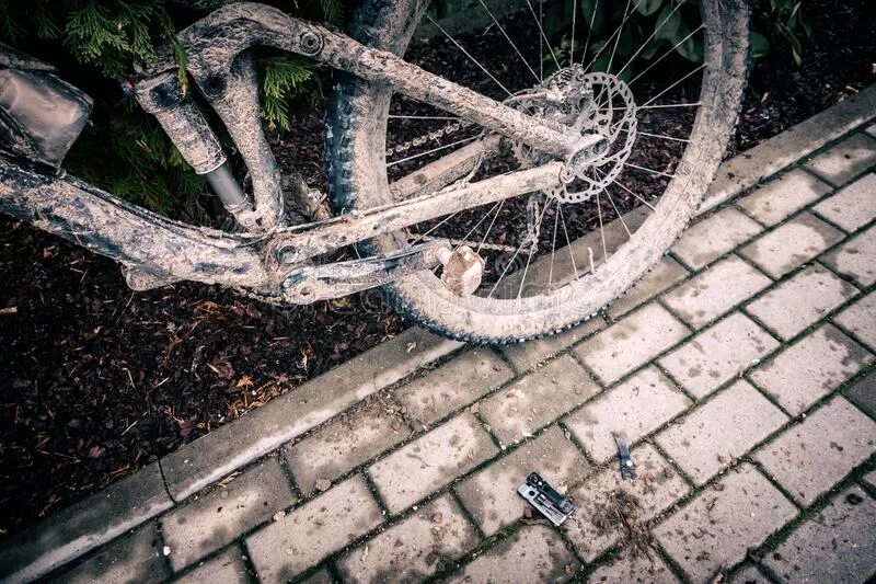 Broken bike. Разбитый велосипед. Поломанный велосипед. МТБ велосипед сломанный. Велосипед крупным планом.