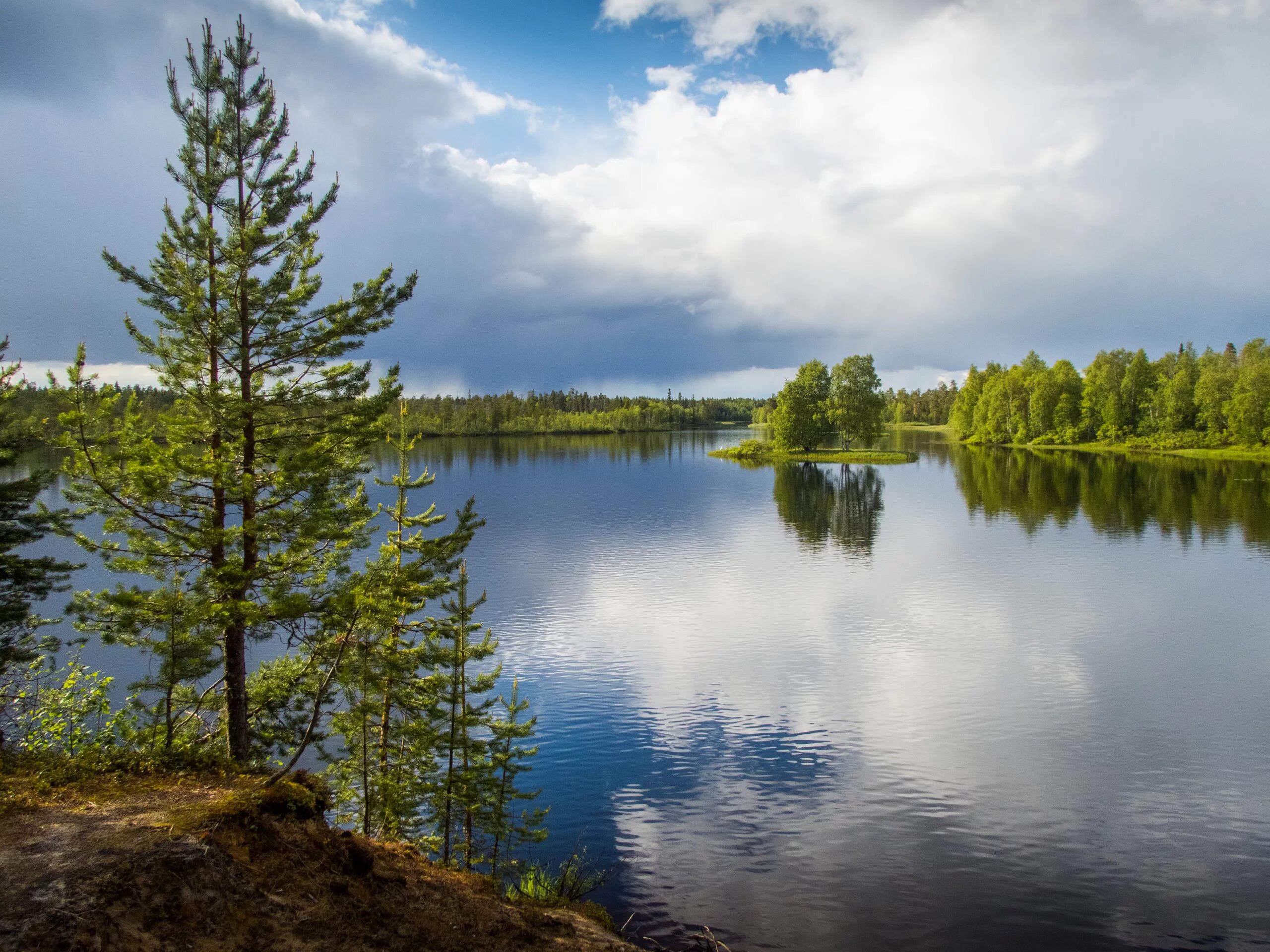 Карелия край озер и лесов. Озеро Кемь Карелия. Река Кемь Карелия. Кемь (река, впадает в белое море). Карелия Озерный край.